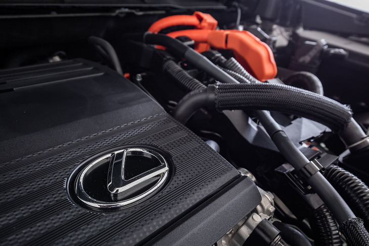 多彩なパワートレインをラインナップする新型「NX」。2.5リッター自然吸気直4エンジンの「NX250」と2.5リッター直4ハイブリッドの「NX350h」にはFWDと4WDが用意され、2.4リッター直4直噴ターボエンジンの「NX350」と2.5リッター直4プラグインハイブリッドの「NX450h＋」(写真）は4WDの設定となる。