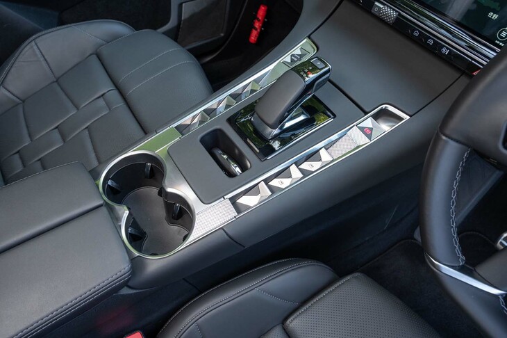 シフトセレクターを囲むようにシルバー装飾入りのウィンドウスイッチやドアのロック／アンロックスイッチが並ぶ。