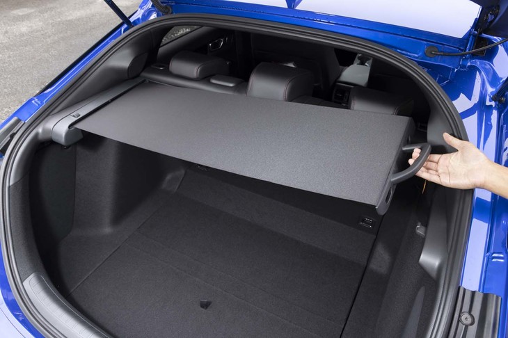 ロールスクリーンのように引き出して使うトノカバーを標準装備する。