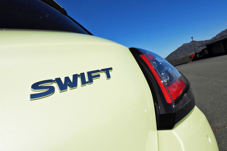 スズキ・スイフト ハイブリッドMZ（「SWIFT」バッジ）