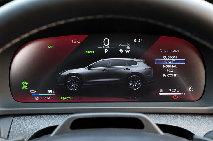 ドライブモードは「ノーマル」「スポーツ」「エコ」「リアコンフォート」に「カスタム」を加えた全5種類が設定されている。