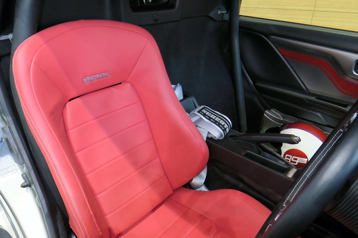 実車のほうは、シートのデザインもクラシック。小物のヘルメットも凝っている。