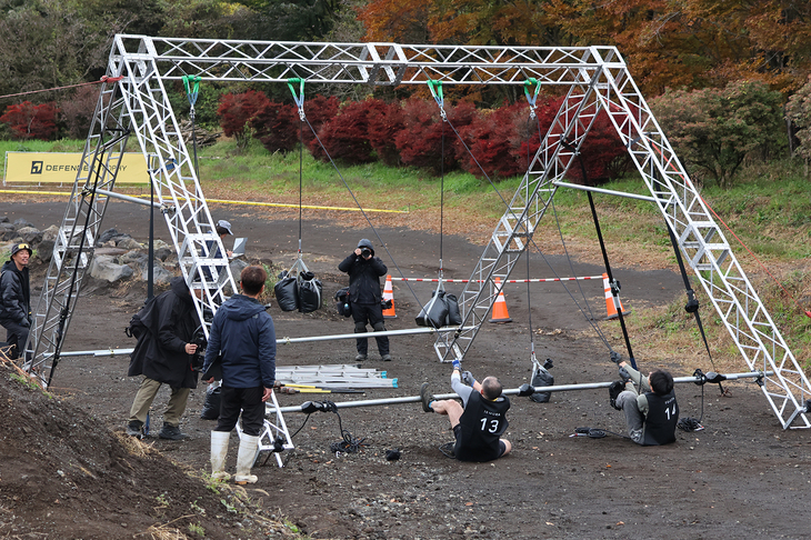 フィットネスと呼ばれる競技より。ロープの先には滑車があり、その先端には重さ70kgの砂袋がぶら下がっている。