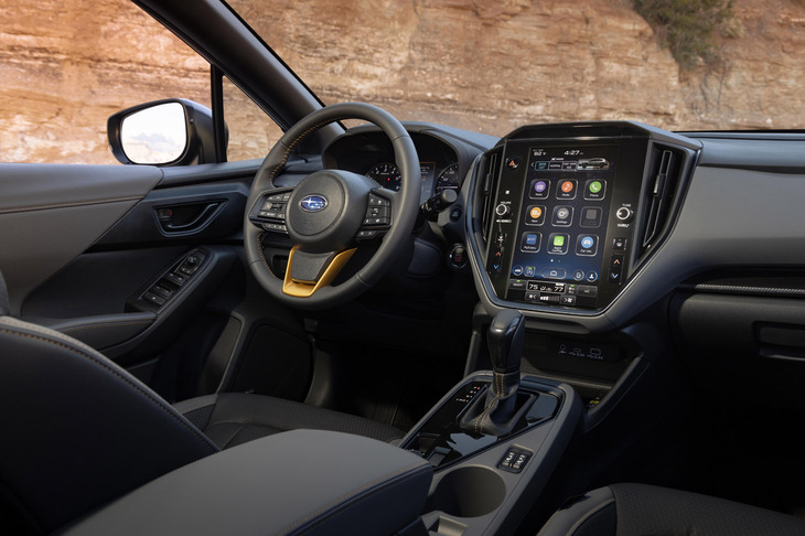 北米仕様の「クロストレック ウィルダネス」のインストゥルメントパネル。外装で目を引く「アナダイズドイエロー」のアクセントカラーが、インテリアにも用いられている。