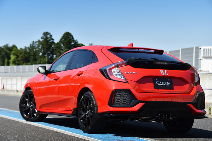 「ハッチバック」はリアビューに黒い加飾プレートを備えるなど、アグレッシブな雰囲気でまとめられている。