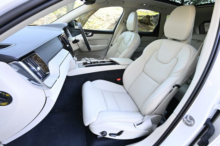 ボルボXC60リチャージ アルティメットT6 AWDプラグインハイブリッド（フロントシート）