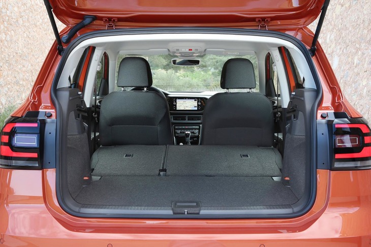 後席の背もたれを倒した状態。容量1281リッターで、28インチサイズのロードバイクを積み込むことができる。オプションで助手席の折りたたみ機構も追加すれば、より長い荷物を積むことも可能になる。