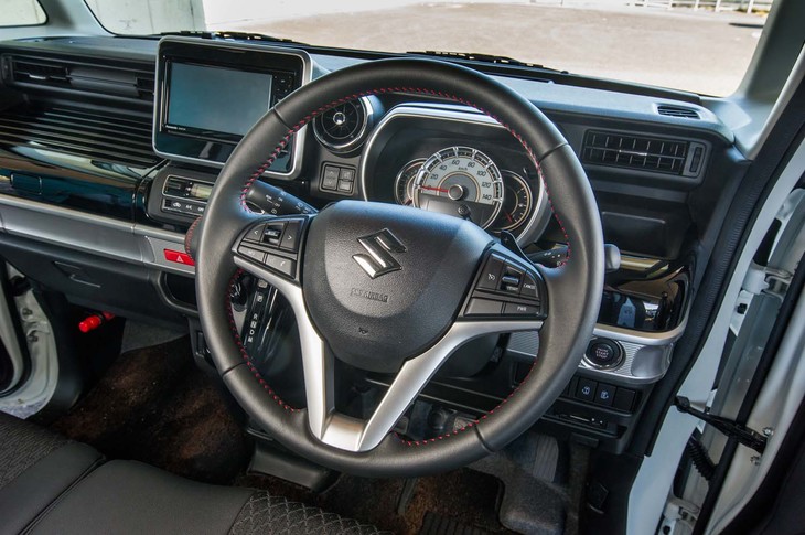 ステアリングスポーク上には、“クルーズコントロール”の操作スイッチや、通常走行中にもモーターアシストを行うことで走行性能をアップさせる「パワーモード」のスイッチが備わる。