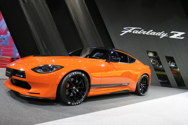 東京オートサロン2022の日産ブースには、レーシーなカスタマイズを施したコンセプトモデル「フェアレディZ カスタマイズドプロト」（写真）も展示された。