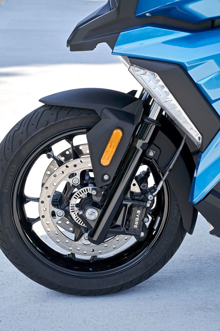 サスペンションは、前がφ35mmのテレスコピックフォーク。後ろはアルミ製のスイングアームを2本のコイルオーバーで支持する構造となっている。