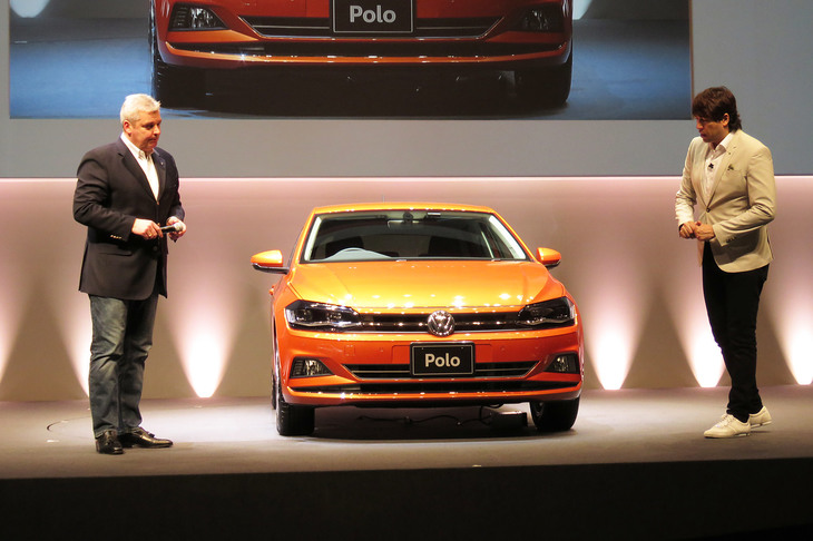 新型「ポロ」のデザインの特徴を紹介する、ティル・シェア社長（左）とサッシャ氏（右）。