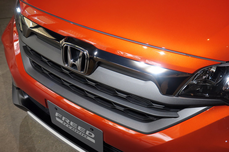 ホンダ・フリード ハイブリッド クロスター（FF）（フロントグリル）