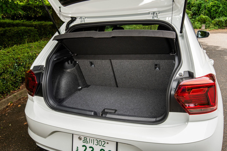 荷室の容量は305～1079リッター。排気量拡大（ノーマル車は1リッター直3ターボ）に伴い、12Vバッテリーの搭載場所がエンジンルームからラゲッジルームの床下へと変更されたため、ノーマル車（351～1125リッター）よりも少し狭くなっている。