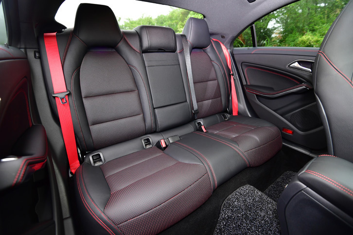 試乗車には、本革シートや、レッドステッチ入りのレザーARTICOダッシュボードなどが含まれた、「AMGレザーエクスクルーシブパッケージ」（45万円）がオプション装備されていた。