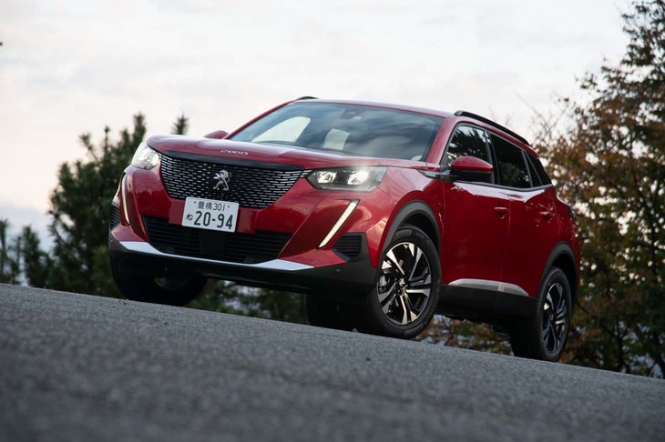 ヘッドランプの端から下に長く伸びるLEDデイタイムランニングライトは「セイバー（サーベル）」と呼ばれる。セイウチの牙のように見える。