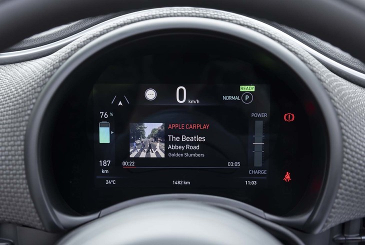 液晶メーターパネルは7インチ。こちらにも再生中の音楽情報が表示できる。やはり『Abbey Road』のジャケットがきれいに映っている。