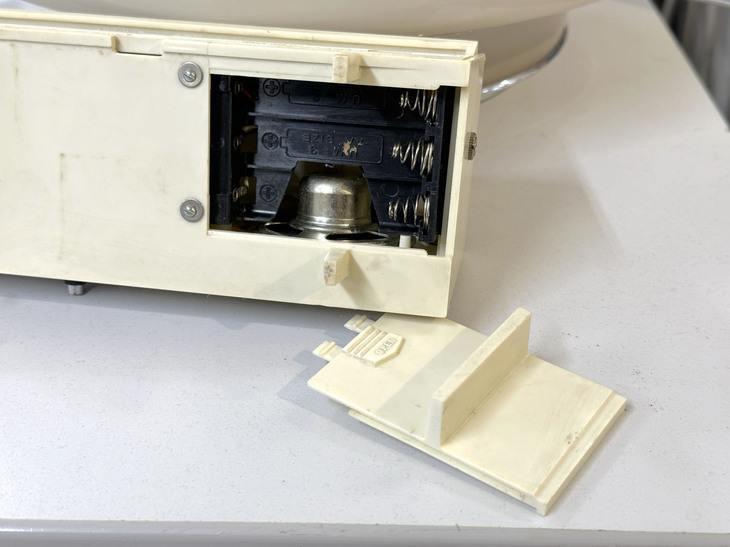 電源は3本の単3乾電池のみである。