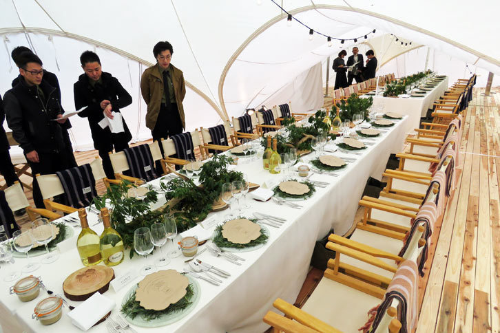 昼食会の準備が進められるテント内の様子。SUGALABOのオリジナルメニューが楽しめる昼食会には、20組40人の枠に対し、454組908人の応募があったという。