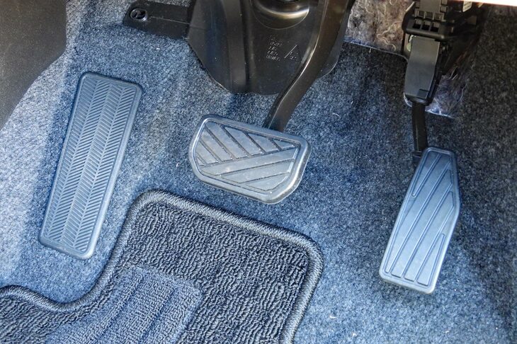 スズキ・スイフト ハイブリッドMZ（アクセル／ブレーキペダル）