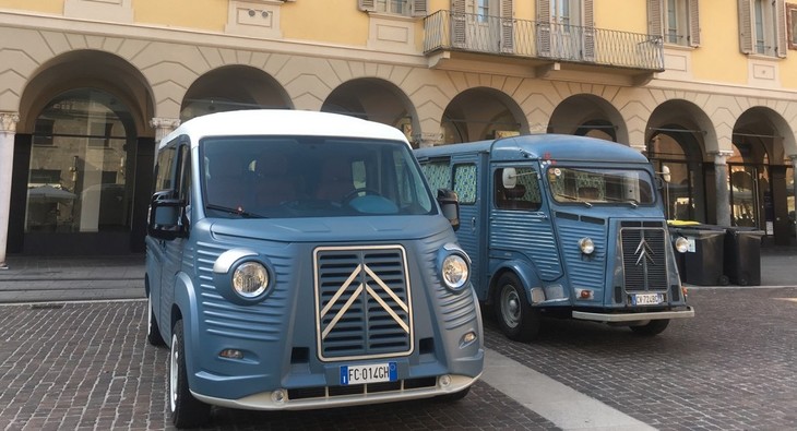 「TYPE H」（左）と、「シトロエン・ティープH」。