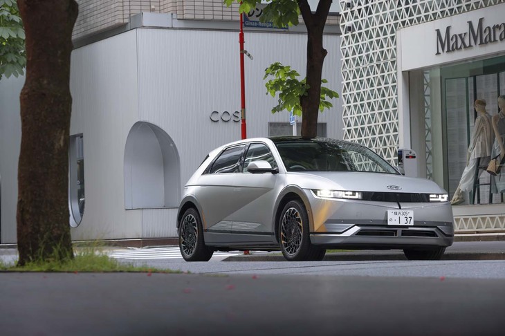 今回の試乗車は「ヒョンデ・アイオニック5」の最上級グレード「ラウンジAWD」。車両本体価格は589万円。