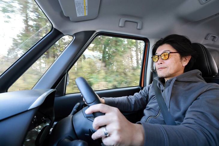 モータージャーナリストの山田弘樹氏。自動車専門誌の編集を経て2007年にフリーランスに転身。ワンメイクレースやスーパー耐久など、モータースポーツにも積極的に挑戦している。