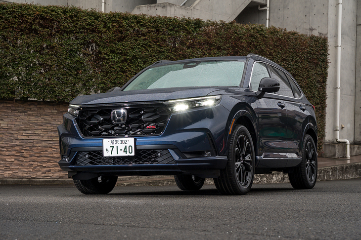 新型「CR-V」は6代目。今回はこの「キャニオンリバーブルーメタリック」の「e：HEV RS」（4WD）と「プラチナホワイトパール」の「e：HEV RSブラックエディション」（4WD）に乗った。