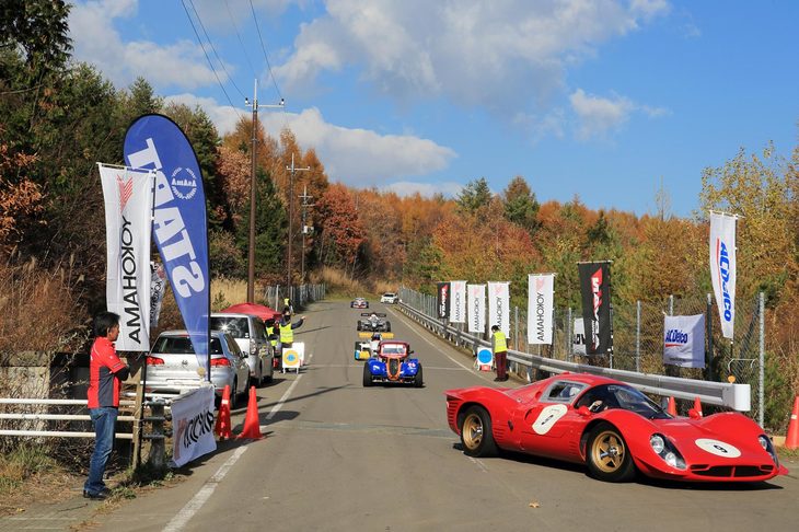 スタート地点にぞくぞくと到着する参加車両。エントラントはここをスタートし、6.9km先のゴールを目指す。ルールはタイムアタックではなく、平均車速59km/hでの走行タイムに最も近かった人が勝者となる。