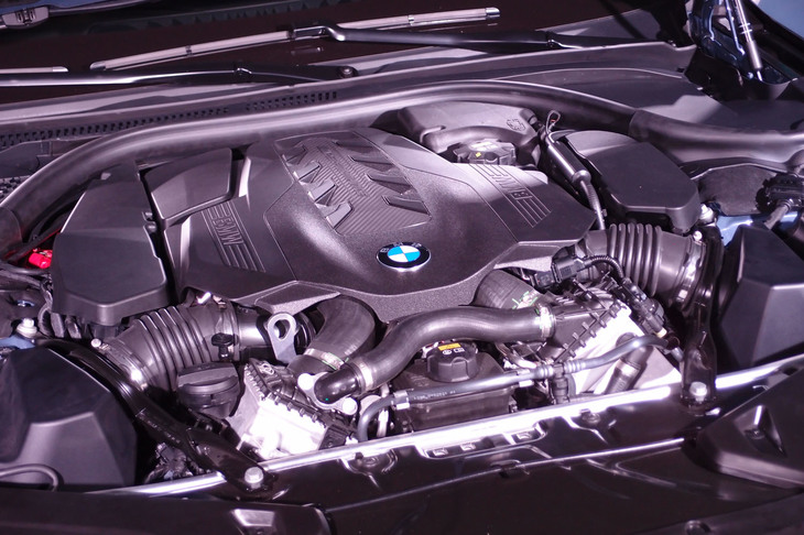 最高出力530psの4.4リッターV8ターボ。750Nmの最大トルクは1800rpmという低回転域で発生する。