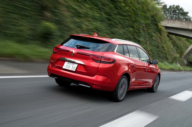 ストップ＆ゴー機能付きのアダプティブクルーズコントロールを標準装備。従来は追従しないクルーズコントロールだけだったので格段の進歩だ。