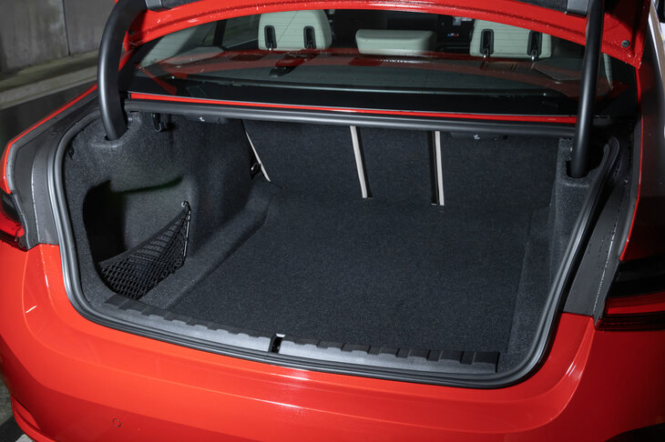 トランクルームの容量は480リッターと、ライバルの「メルセデス・ベンツCクラス」よりやや大きい。試乗車のトランクリッドには、オプションの自動開閉機構が装備されていた。