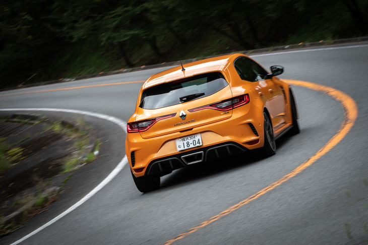 メインダンパーの底にセカンダリーダンパーを搭載し、フルバンプ付近で作動させる「HCC（ハイドロリック・コンプレッション・コントロール）」を4輪に搭載。快適な乗り心地と高いコーナリング性能を両立させている。