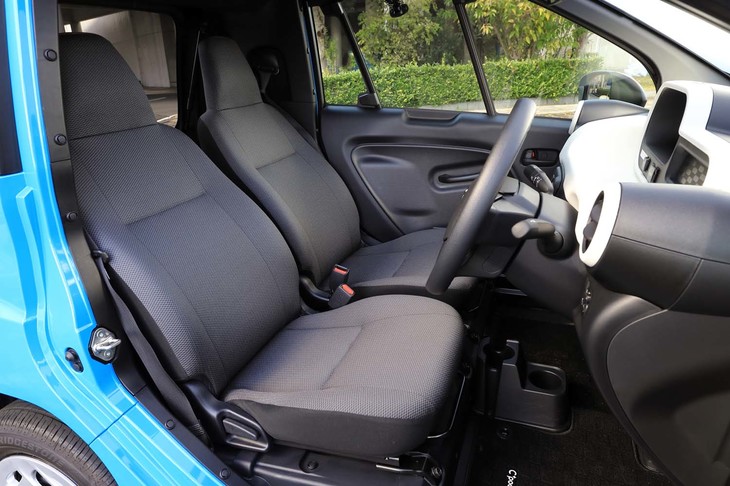 シートヒーターは上級グレード「G」（試乗車）のみに標準装備。窓は開かず、3分割の中央がわずかにスライドするだけ。カップホルダーはきちんと2つ付いている。