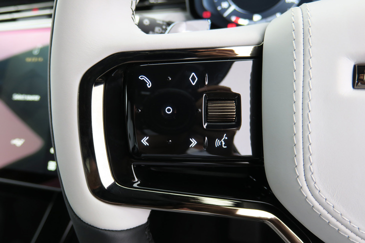 レンジローバー・スポーツSVエディションワン（ステアリングスイッチ）