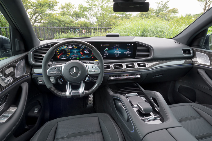 「GLE63 S」のハンドル位置は左のみ。試乗車の内装に施されたカーボン装飾は、オプションの「AMGインテリアカーボンパッケージ」のものだ。