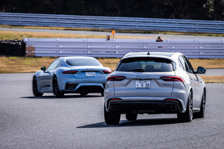 クーペの「グラントゥーリズモ」よりSUVの「グレカーレ」のほうが、俊敏にコーナーを曲がるスポーツカーっぽさを色濃く感じたのは新発見。エンジンの回転数が上がると、エキゾーストサウンドのボリュームアップと同時に、音質もより心地よいものに変化していく。