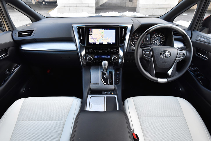 
	「ヴェルファイア エグゼクティブラウンジZ」のインテリア。同車はマイナーチェンジを機に追加された「ヴェルファイア」の最上級グレードで、標準的な「エグゼクティブラウンジ」にはないシルバー木目調のパネル類やエアロパーツでドレスアップされている。
	