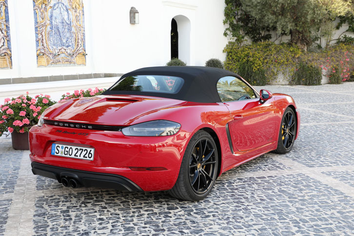 「718ボクスターGTS」（写真）と「718ケイマンGTS」は、2017年11月のロサンゼルスオートショーでデビュー。日本でも同月に予約受注が開始された。