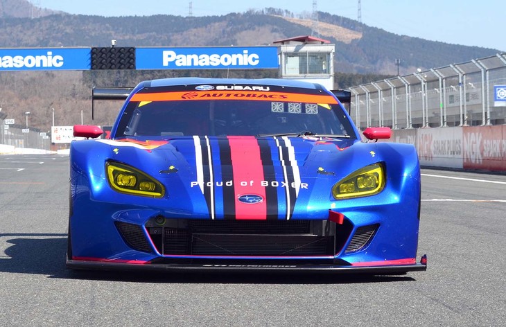 新型「BRZ GT300」は、2021年中に国内で発売される市販版の新型「スバルBRZ」をベースとしたボディーを採用。基本のカラーは2020年のマシンにも用いられた「ギャラクティックWRブルーメタリック」で、スバルの伝統的なモータースポーツカラーである「WRブルー」の3世代目にあたる。