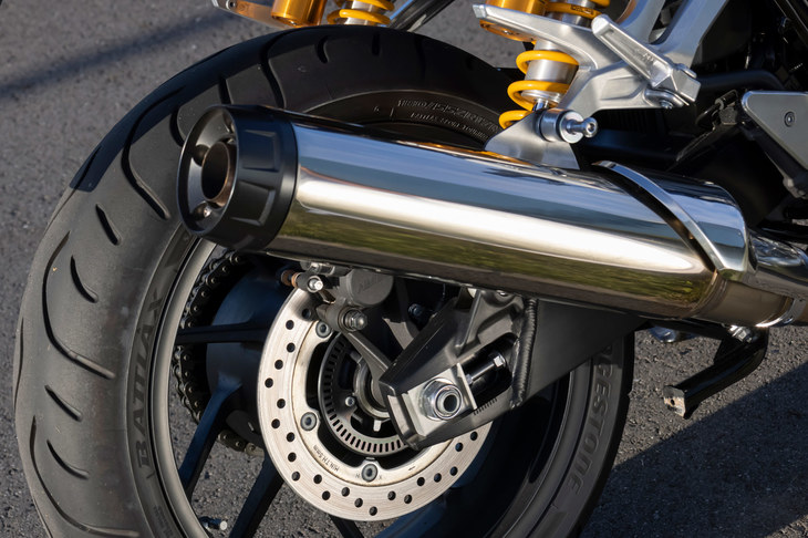 排気系には4in1のエキゾーストパイプと2室構造のマフラーを採用。低回転域では重厚な、高回転域では直4らしい排気音が追求されている。