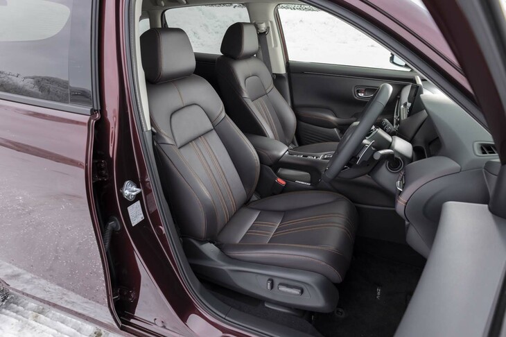 シート表皮は本革。試乗車のマルーンのほかにブラックも選べる。