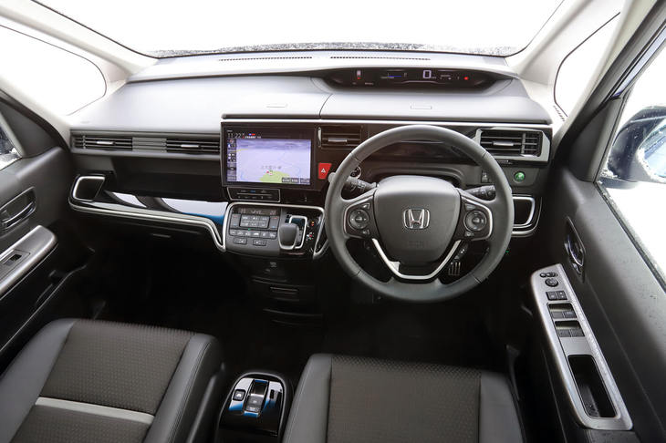 インテリアでは、インパネミドルパッドやステアリングホイール、シフトセレクター（ガソリン車のみ）、シート、フロアマットなどが「モデューロX」の専用品となっている。