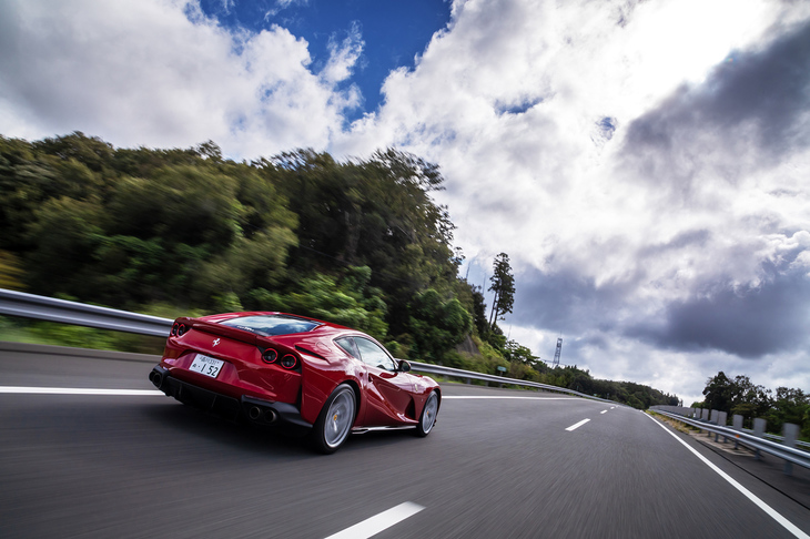 日常で“普通”に使える柔軟さを持つ「812スーパーファスト」。クルマが動いている際にもエンジンを停止／始動させるストップ＆スタート・オンザムーブ・ストラテジーを採用。燃費向上に貢献しているという。