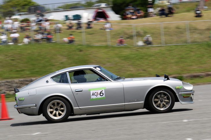 ACJクラスで6位となった「ダットサン240Z」。「日産フェアレディ240Z」（HS30）の北米仕様だが、アウトサイドミラーは国内仕様のフェンダーミラーに替えてある。