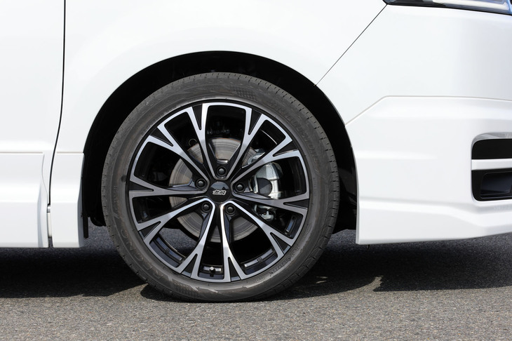 現行「ステップワゴン」のホイールサイズは16インチと17インチの2種類で、後者が用意されるのは最上級モデルの「スパーダ プレミアムライン」のみ。「MDW」はそれよりさらに大きな18インチとなるが、一本につき2kgの軽量化を果たしている。