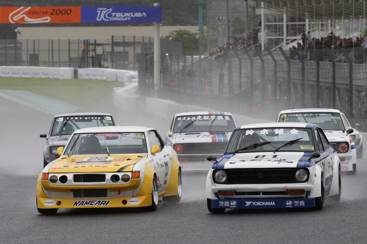 7台のみが出走した、1970年までの車両および特認車両のフルチューニング車両によるFレース決勝の、スタート直後の1コーナー。ここ筑波で圧倒的な強さを誇る1973年「スピードマスターFFDカメアリ・セリカ」は今回もポールポジションからスタートしたが、1周目を終えて最初にやってきたのは、アウト側にいる予選2位の1970年「茨商 きぬの湯スズバン・サニー」。結果はサニーがそのままトップを守り優勝、スピンあるいはコースアウトで後れをとったセリカは3位まで挽回した。