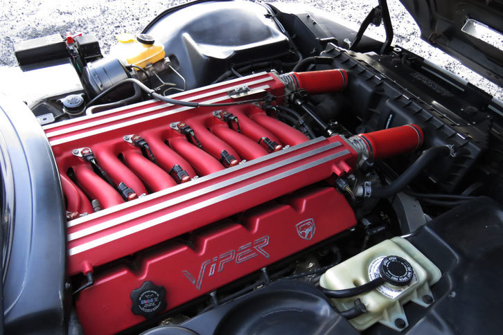 「バイパー」のご本尊といえば、やっぱりこの8リッターV10 OHV。もとはフルサイズピックアップトラック「ダッジ・ラム」の、ヘビーデューティーモデル用のエンジンだった。なんでそんなもんをスポーツカーに積もうと思ったのか……。