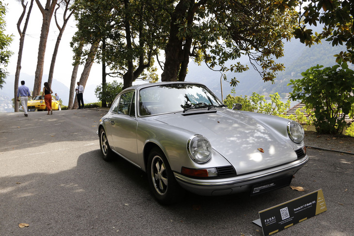 「ポルシェ911T Fモデル」（1972年）。911は戦後スポーツカーを語るときに欠かせない一台であった。