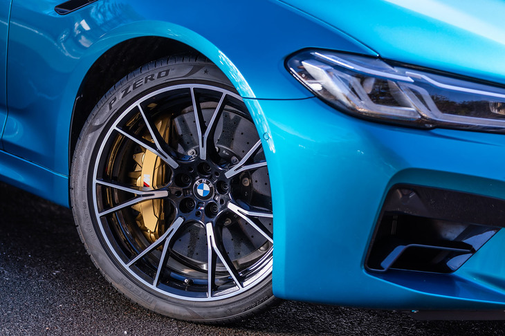 今回の試乗車は、オプションの20インチ「MライトアロイホイールYスポークスタイリング789Mバイカラー」に前275/35ZR20、後ろ285/35ZR20サイズの「ピレリPゼロ」タイヤが組み合わされていた。