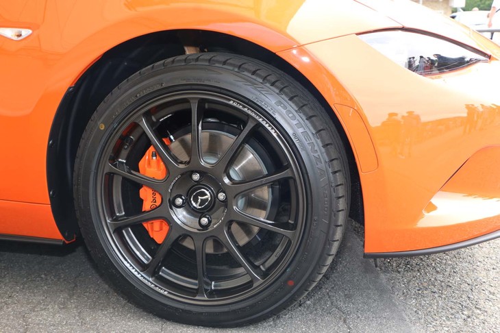 「ロードスター30周年記念車」の足元には、オレンジ塗装のブレーキキャリパーが装着される。フロントはブレンボ製、リアがニッシン製となるのは、「RS」のオプション仕様と同様だ。RAYS製鍛造ホイールは、「RF」は17インチ。「ソフトトップ」は、16インチ仕様となる。